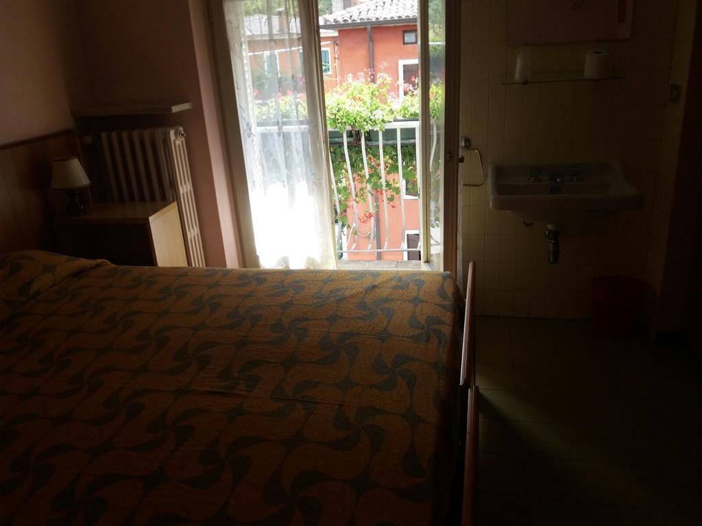 Albergo Alla Rocca Garda  Exteriör bild
